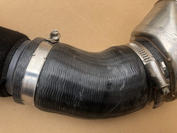 04L145828F 04L 145 828 F Furtun intercooler VW Passat B8 - Dezmembrari Auto