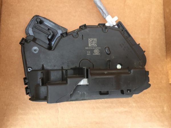Broasca usa dreapta spate VW Passat B8 5TA839016D 5TA 839 016 D - Dezmembrari Auto