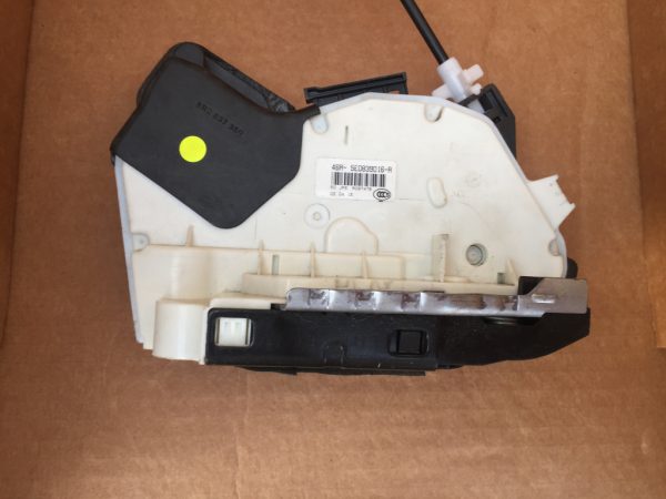Broasca usa dreapta spate VW Passat B8 5E0839016A 5E0 839 016 A - Dezmembrari Auto