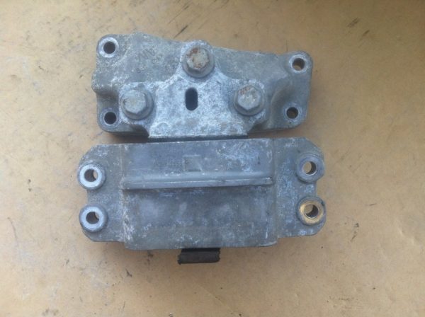 Tampon motor VW Audi Skoda Seat 2.0 tdi 1K0199555R 1K0 199 555 R - Dezmembrari Auto