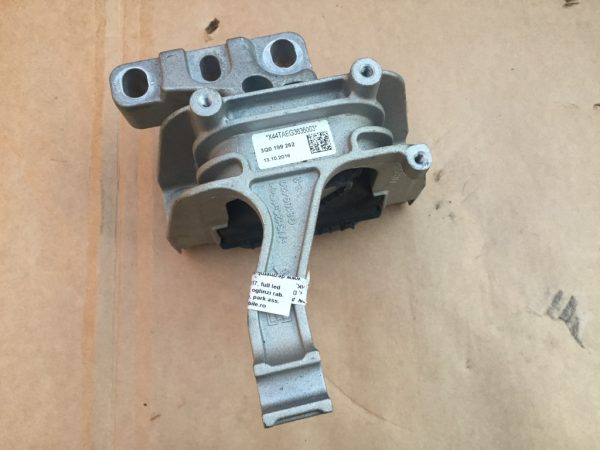 Suport tampon motor VW Arteon 2.0 tdi CUAA 3Q0199262 3Q0 199 262 - Dezmembrari Auto