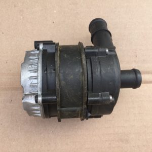 Pompa recirculare apa Audi A3 8V 1.4 tsi 04L965567A 04L 965 567 A - Dezmembrari Auto