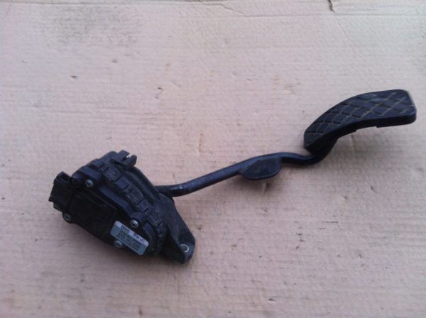 Pedala acceleratie Audi A6 8E2 721 523 - Dezmembrari Auto