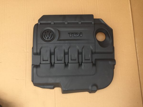 Capac motor VW Golf 7 2.0 tdi 04L103925T 04L 103 925 T - Dezmembrari Auto