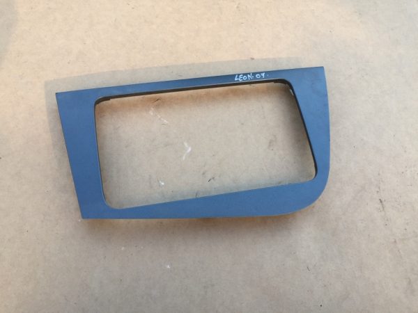 Rama navigatie Seat Leon 1P 1P1858071A 1P1 858 071 A - Dezmembrari Auto