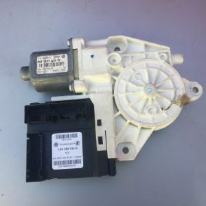 Motoras macara geam stanga fata VW Golf 5 + Plus 1K0959793K 1K0 959 793 K - Dezmembrari Auto