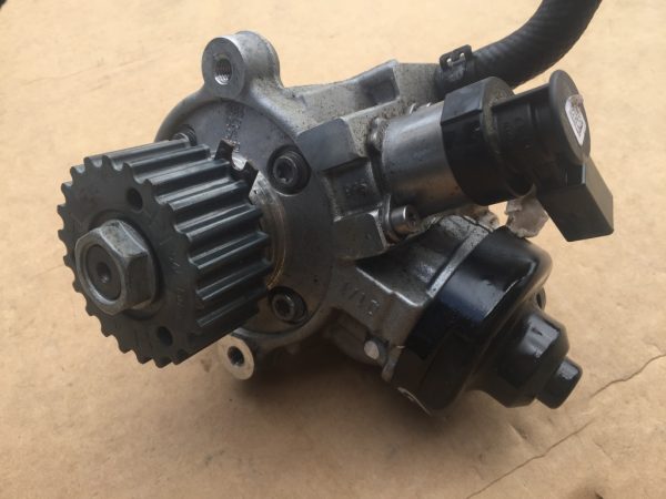 Pompa inalte VW Golf 7 1.6 TDI CRK 2014 04L130755D 04L 130 755 D - Dezmembrari Auto