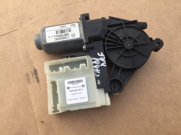Motoras macara geam dreapta fata VW Caddy 1K0959792C 1K0 959 792 C - Dezmembrari Auto
