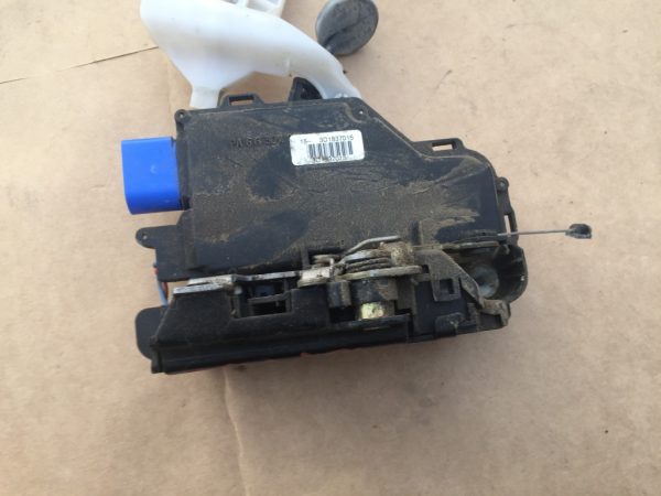 Broasca usa stanga fata VW Caddy 3D1837015 3D1 837 015 - Dezmembrari Auto