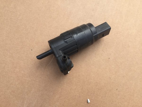 Pompa lichid parbriz Seat Alhambra 2 1K6955651 1K6 955 651 - Dezmembrari Auto