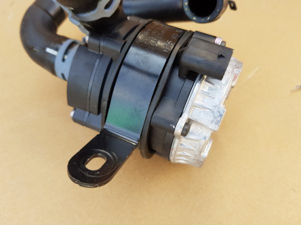 Pompa recirculare VW Passat B8 1.4 tsi 04L965567 04L 965 567 - Dezmembrari Auto