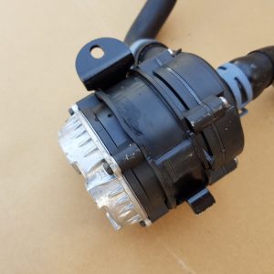 Pompa recirculare VW Passat B8 1.4 tsi 04L965567 04L 965 567 - Dezmembrari Auto