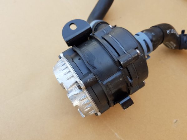Pompa recirculare VW Passat B8 1.4 tsi 04L965567 04L 965 567 - Dezmembrari Auto