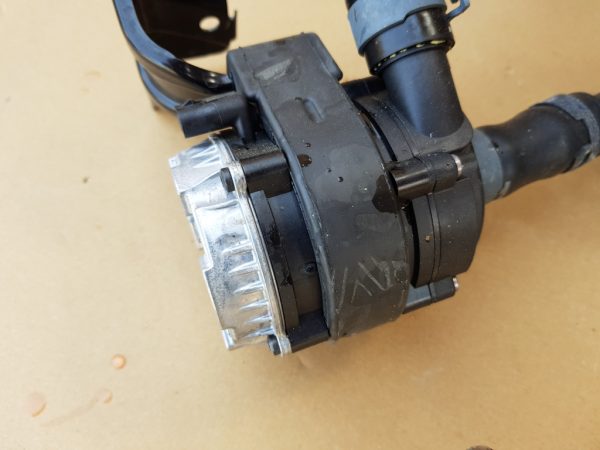 Pompa recirculare VW Passat B8 1.4 tsi 04L965567B 04L 965 567 B - Dezmembrari Auto