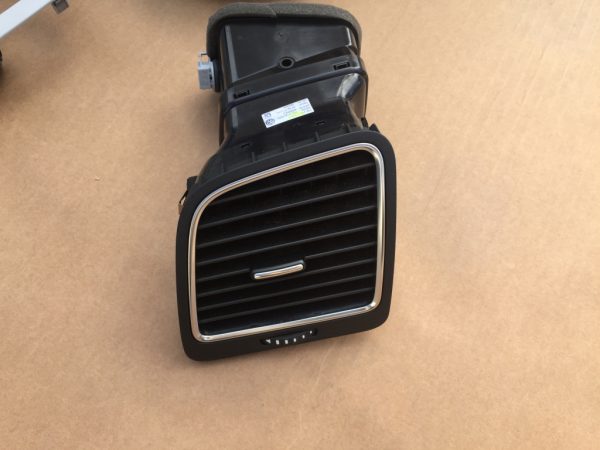 Grila ventilatie bord stanga Seat Alhambra 2 7N0819703D 7N0 819 503 D - Dezmembrari Auto