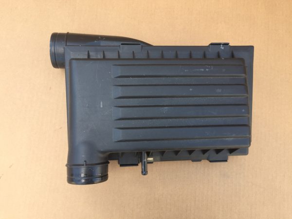 Carcasa filtru aer VW Passat B8 1.4 tsi 04E129611G 04E 129 611 G - Dezmembrari Auto