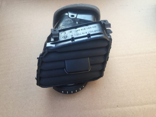 Grila ventilatie stanga VW Golf 7 5G1819703H 5G1 819 703 H - Dezmembrari Auto