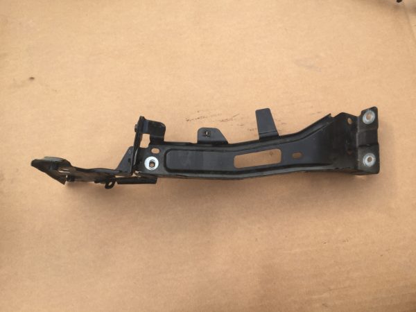 Suport aripa dreapta Audi A4 B9 8W0821136 8W0 821 136 - Dezmembrari Auto