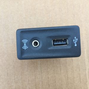 Conector USB AUX VW Passat B8 5Q0035724 5G0035222 - Dezmembrari Auto