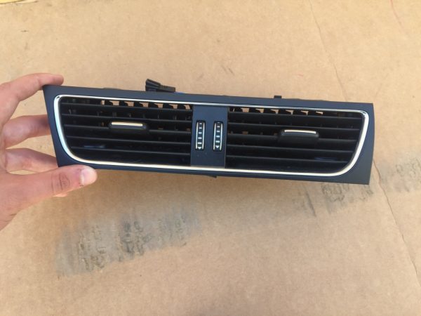 Grila ventilatie centrala Audi A4 B8 2013 S-LINE 8T1820951E 8T1 820 951 E - Dezmembrari Auto