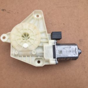 Motoras geam dreapta spate VW Passat B8 limuzina 5Q4959801D 5Q4 959 801 D - Dezmembrari Auto