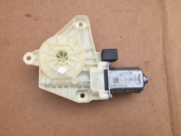 Motoras geam dreapta spate VW Passat B8 limuzina 5Q4959801D 5Q4 959 801 D - Dezmembrari Auto