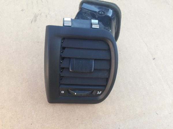 Grila ventilatie stanga Skoda Fabia 2 5J0819701 5J0 819 701 - Dezmembrari Auto