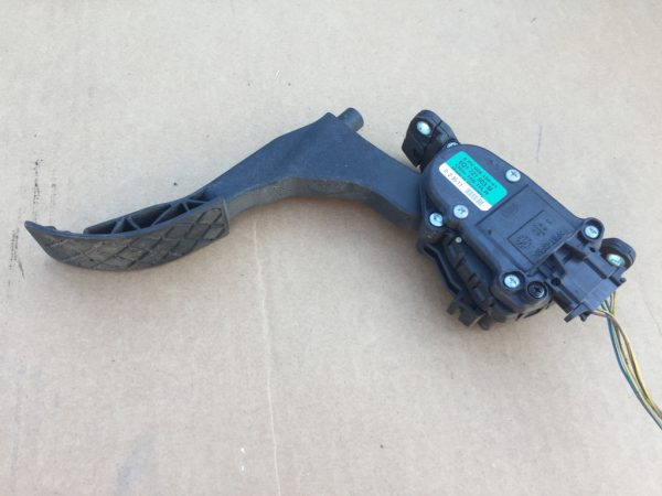 Pedala acceleratie Skoda Fabia 2 1.2i 6Q1721503M 6Q1 721 503 M - Dezmembrari Auto