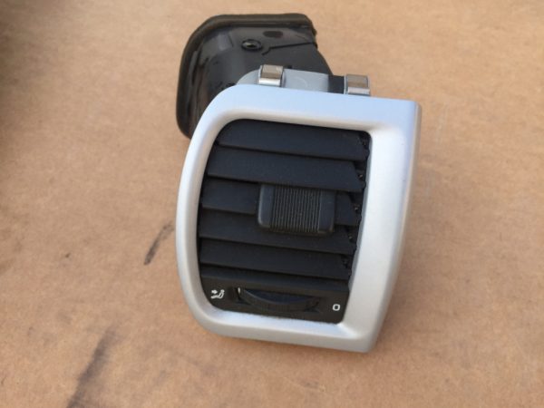 Grila ventilatie stanga Skoda Fabia 2 5J0819702 5J0 819 702 - Dezmembrari Auto