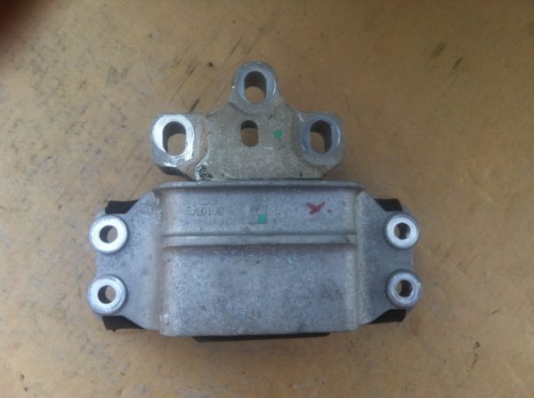 Tampon cutie viteze Audi TT Q3 Q5 A4 A5 8J0199555K 8J0 199 555 k - Dezmembrari Auto