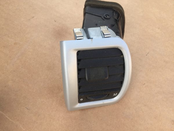 Grila ventilatie dreapta Skoda Fabia 2 5J0819701E 5J0 819 701 E - Dezmembrari Auto