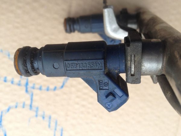 Injector Audi VW 1.8t tip motor AWT 06B133551M - Dezmembrari Auto