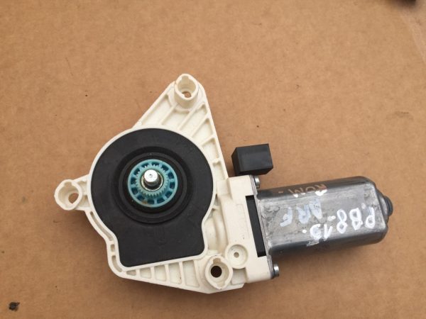 Motoras macara geam dreapta fata VW Passat B8 5Q4959802B 5Q4 959 802 B - Dezmembrari Auto