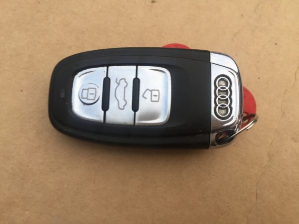 Telecomanda cheie Audi A4 B8 A5 Q5 - Dezmembrari Auto