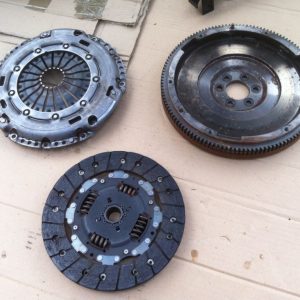 Kit ambreiaj VW Golf 7 1.4 tsi PLACA DISC VOLANTA 03C141031D 03C105273P - Dezmembrari Auto