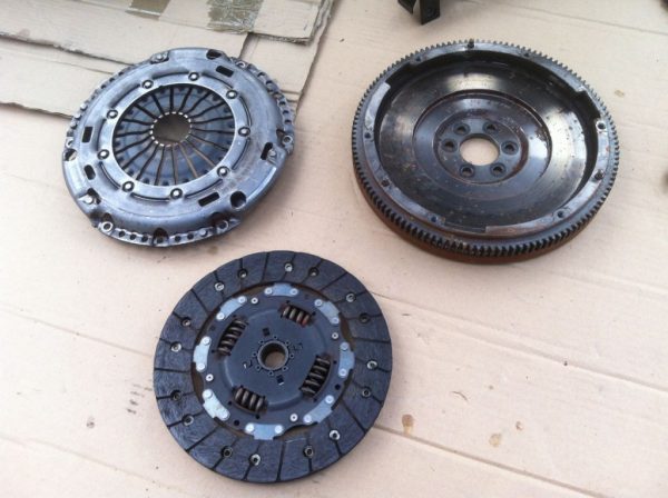 Kit ambreiaj VW Golf 7 1.4 tsi PLACA DISC VOLANTA 03C141031D 03C105273P - Dezmembrari Auto