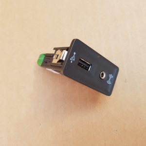 Mufa USB AUX VW Jetta 2016 5Q0035726E 5G0035222E - Dezmembrari Auto
