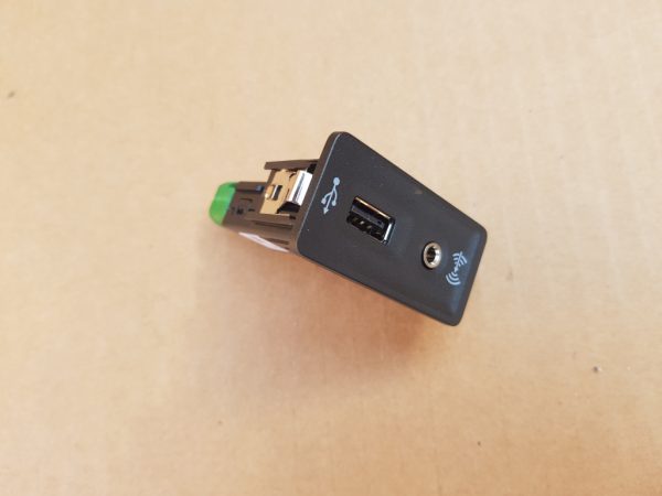 Mufa USB AUX VW Jetta 2016 5Q0035726E 5G0035222E - Dezmembrari Auto