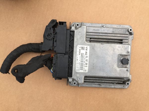 Calculator motor VW Passat B8 2.0 tdi CRL 04L907309R 04L 907 309 R - Dezmembrari Auto