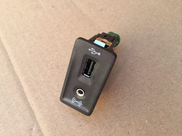 Port usb / aux Volkswagen Passat B8 2017 5Q0035724 5Q0 035 724 - Dezmembrari Auto