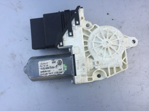Motoras macara geam dreapta spate VW Jetta 2008 1K5839402 1K5 839 402 - Dezmembrari Auto