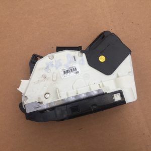 Broasca usa stanga spate VW Passat B8 5E0839015 5E0 839 015 - Dezmembrari Auto