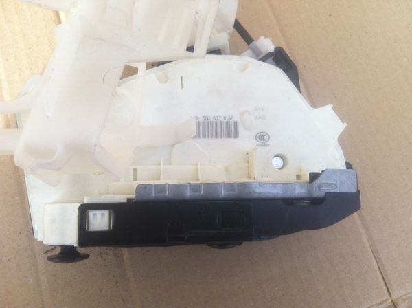 Broasca dreapta fata VW Passat CC 5N1837016F 5N1 837 016 F - Dezmembrari Auto
