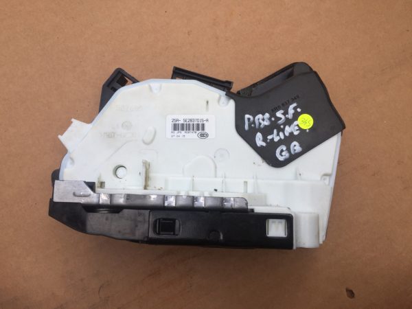 Broasca usa stanga fata VW Passat B8 5E2837015A 5E2 837 015 A - Dezmembrari Auto