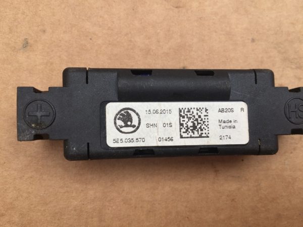 Filtru interferente radio VW Passat B8 5E5035570 5E5 035 570 - Dezmembrari Auto