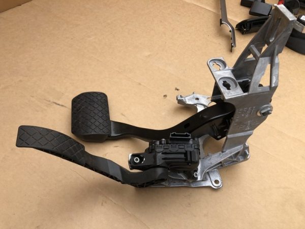 Suport pedale Audi A4 B6 B7 cutie automata - Dezmembrari Auto