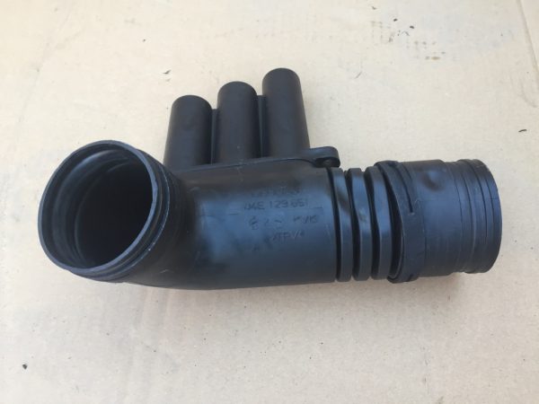 Tubulatura aer Volkswagen Passat B8 1,4 CUK GTE 04E129651C 04E 129 651 C - Dezmembrari Auto