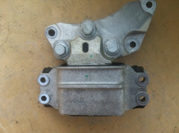 Suport cutie viteze Audi A4 A5 Q3 TT 8J0199555L 8J0 199 555 L - Dezmembrari Auto