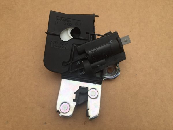 Broasca capota spate Audi A4 B8 limuzina 4F5827505D 4F5 827 505 D - Dezmembrari Auto