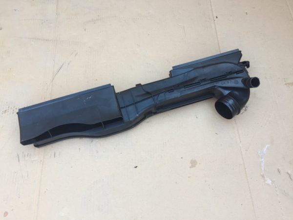 Difuzor captare aer VW Passat B8 limuzina 5Q0129254B 5Q0 129 254 B - Dezmembrari Auto
